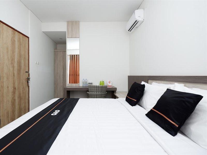 Hotel Oyo 2298 Jebres House Syariah Solo Exterior foto